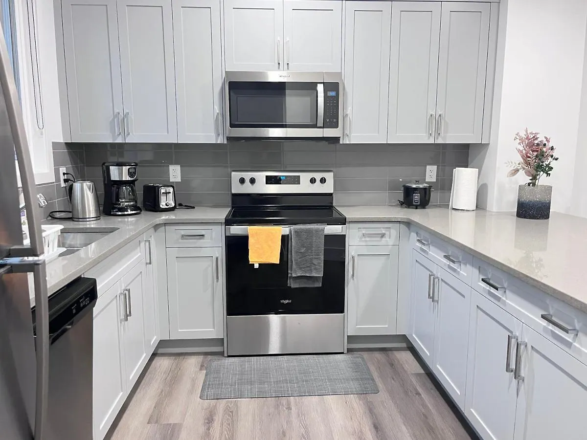 Private Entire Townhouse Retreat Close To Lake Calgary