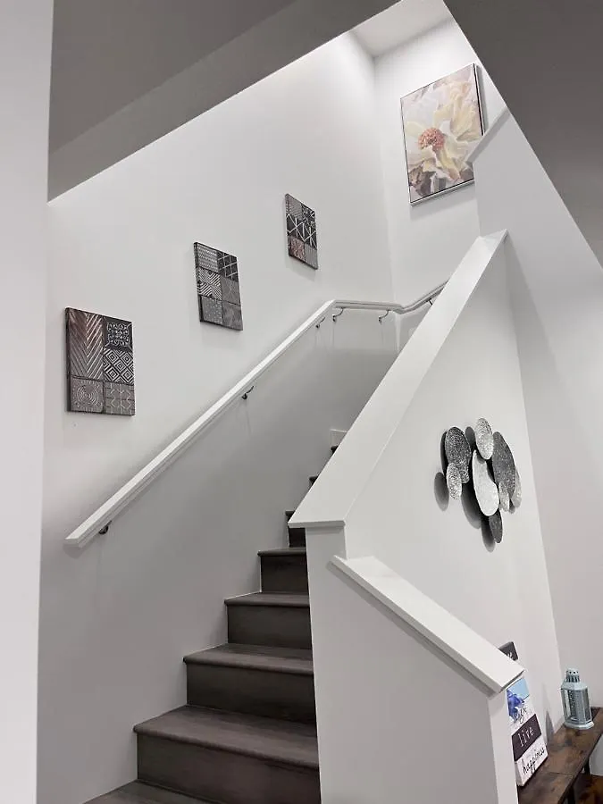 Private Entire Townhouse Retreat Close To Lake Calgary