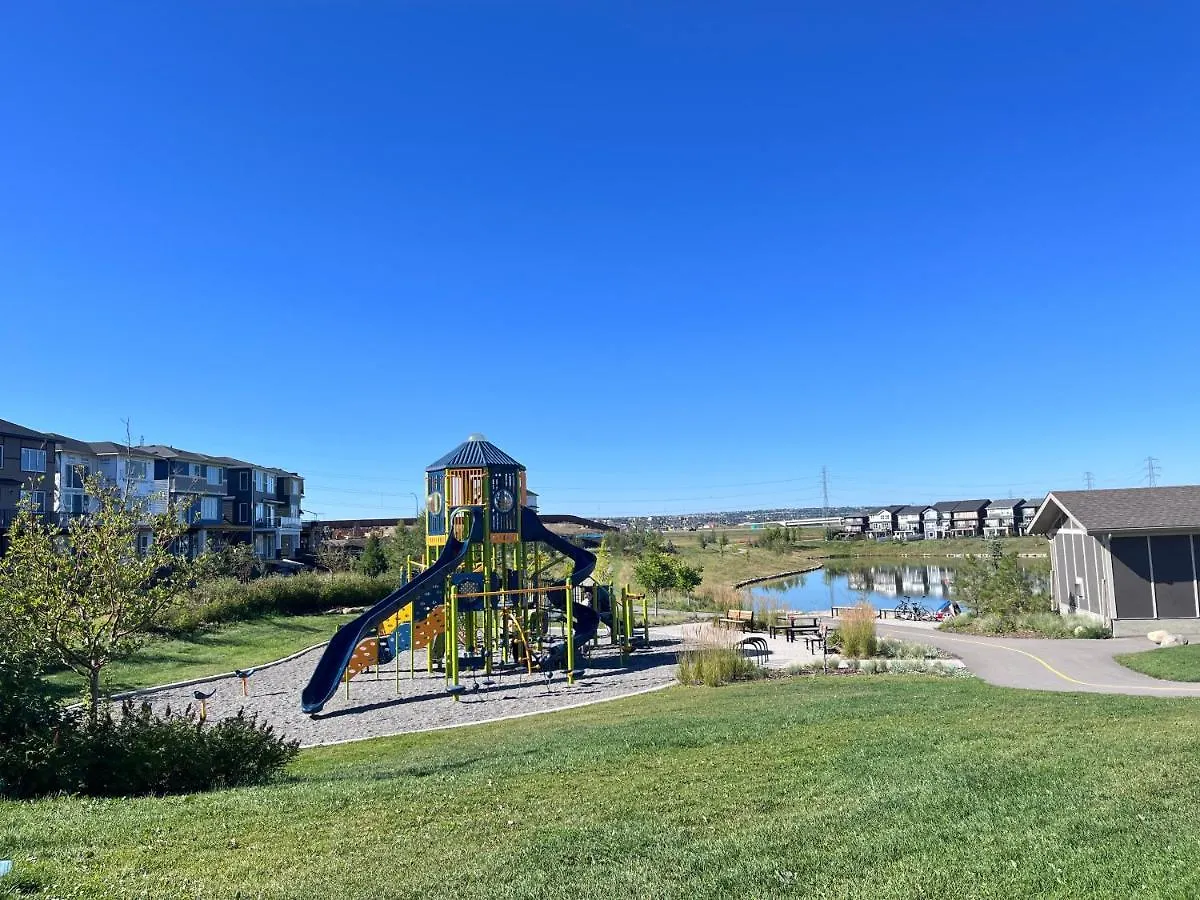 Guest house Private Entire Townhouse Retreat Close To Lake Calgary Canada