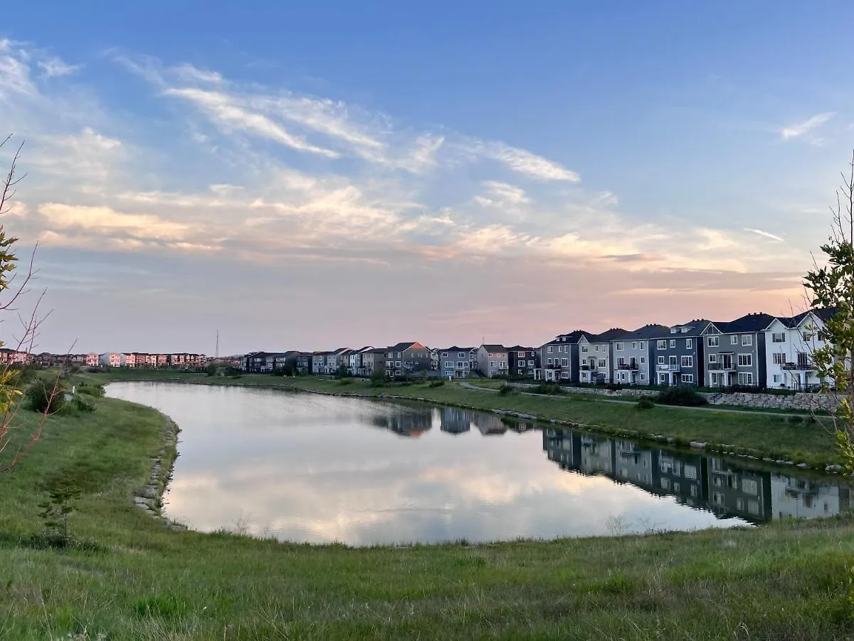 Private Entire Townhouse Retreat Close To Lake Calgary